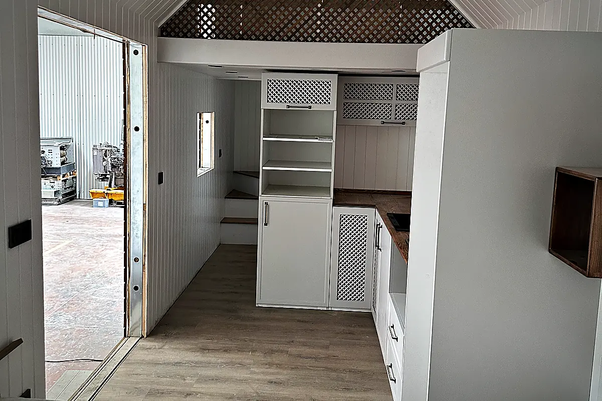 Innenausbau im Rohzustand: Giebeldecke verkleidet, Einbauten gestellt, Verpackungsmaterial noch am Boden